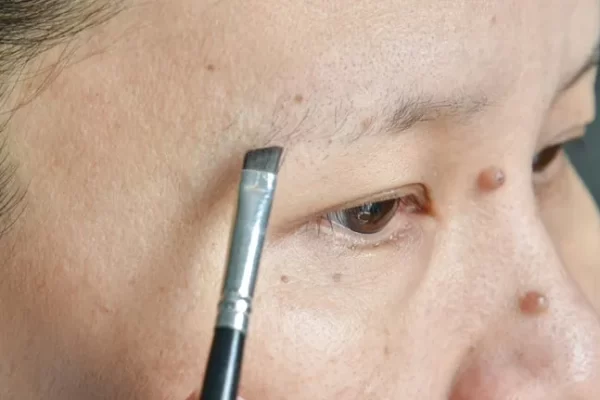 How to fix thinning eyebrows until your face looks bald That people with thin eyebrows should try!